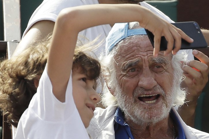 Bébel restait un fidèle du tournoi de tennis de Roland-Garros, où il acceptait volontiers de faire des selfies. © KEYSTONE/AP/Alessandra Tarantino