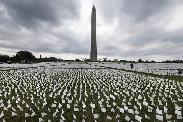 Non loin de la Maison Blanche, des centaines de milliers de drapeaux blancs ont été installés en hommage aux victimes du Covid-19 (archives). © KEYSTONE/EPA/JIM LO SCALZO
