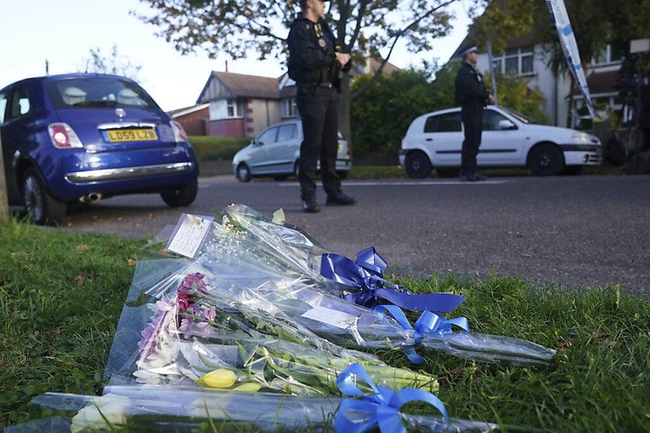Fleurs déposées devant l'église où l'attaque a eu lieu. © KEYSTONE/AP/Yui Mok