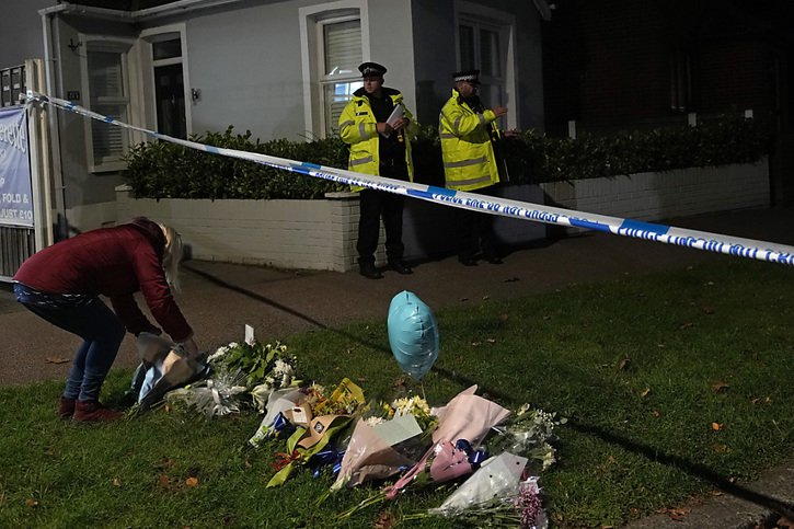 Fleurs déposées sur la route menant à l'église où l'élu a été tué. © KEYSTONE/AP/Kirsty Wigglesworth