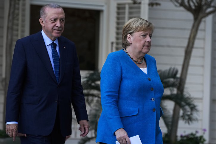 Angela Merkel a poursuivi samedi sa tournée d'adieux. Elle était reçue à Istanbul par le président turc Recep Tayyip Erdogan. © KEYSTONE/AP/Francisco Seco