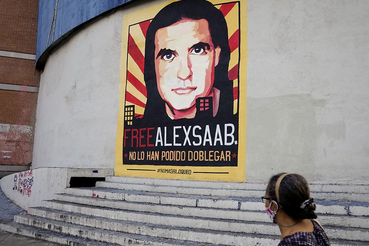 Un poster demandant la libération d'Alex Saab dans les rues de Caracas. Ce dernier a été extradé samedi du Cap-Vert vers les Etats-Unis. © KEYSTONE/AP/Ariana Cubillos