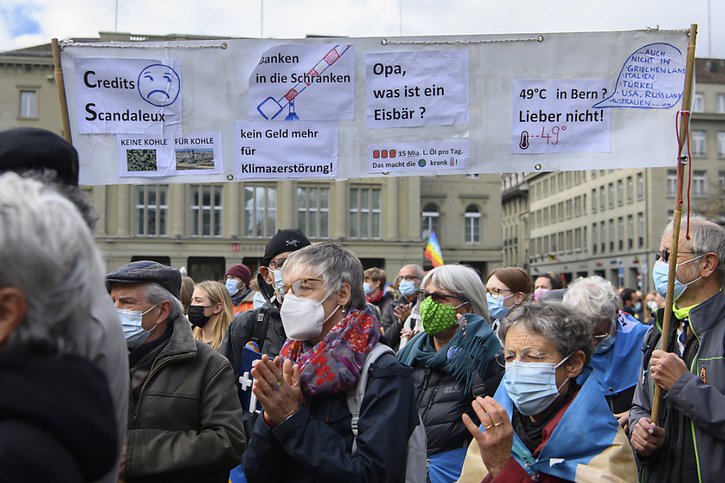 Plusieurs générations ont manifesté vendredi à Berne pour des mesures de protection du climat tangibles. © KEYSTONE/ANTHONY ANEX