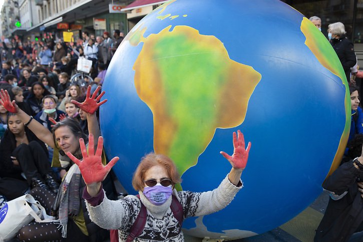 A Genève, près de 2000 personnes ont manifesté pour une meilleure protection du climat. © KEYSTONE/SALVATORE DI NOLFI