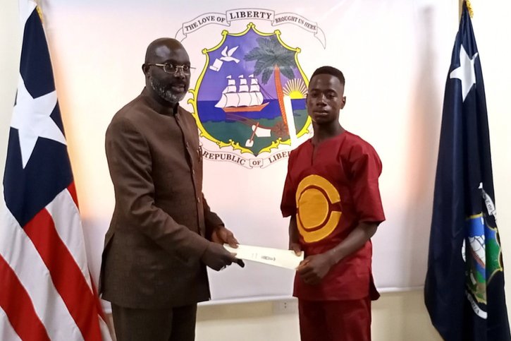 Emmanuel Tuloe, à droite, a été récompensé par le président du Liberia George Weah. © KEYSTONE/EPA/PRESIDENTIAL PRESS OFFICE HANDOU