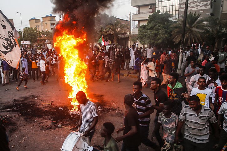 Les manifestants sont toujours dans la rue au Soudan, où le premier ministre a pu rentrer chez lui. © KEYSTONE/EPA/MOHAMMED ABU OBAID
