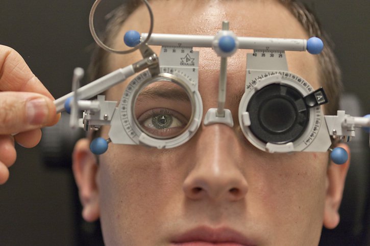 En Suisse, 80% des personnes ont besoin de lunettes ou de lentilles de contact (image d'illustration). © KEYSTONE/GAETAN BALLY