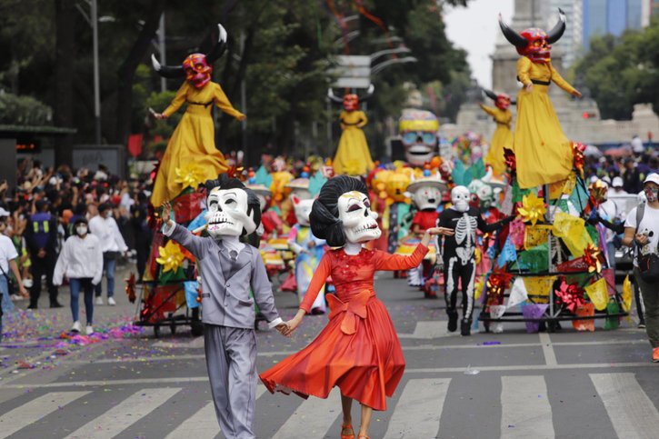 Le défilé du Jour des Morts était de retour dans les rues de Mexico après avoir été annulé l'an passé pour cause de pandémie. © KEYSTONE/EPA/Madla Hartz