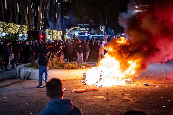 La manifestation a tourné à l'émeute à Rotterdam, selon la police. © KEYSTONE/EPA/Killian Lindenburg