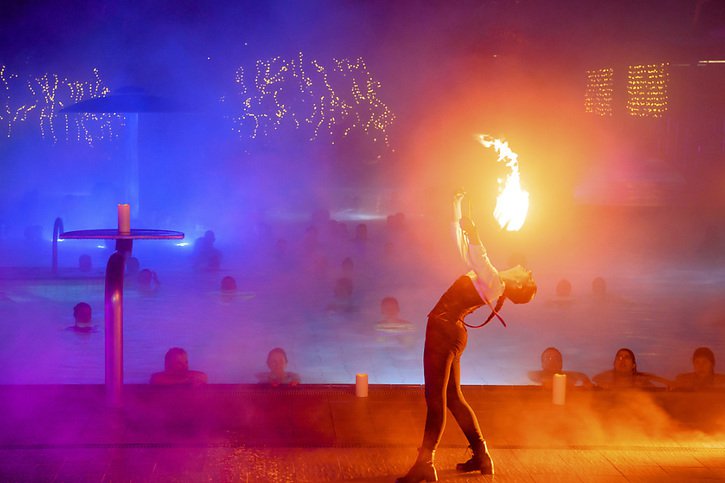Un spectacle sur le thème du feu est proposé jusqu'au 23 décembre aux Bains de Lavey. © KEYSTONE/LAURENT GILLIERON