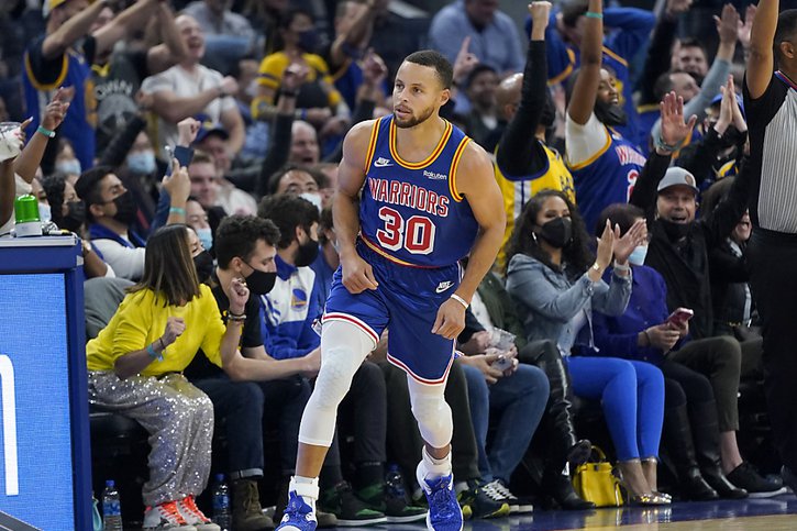 Curry et les Warriors ont mis fin à la série victorieuse des Suns © KEYSTONE/AP/Jeff Chiu