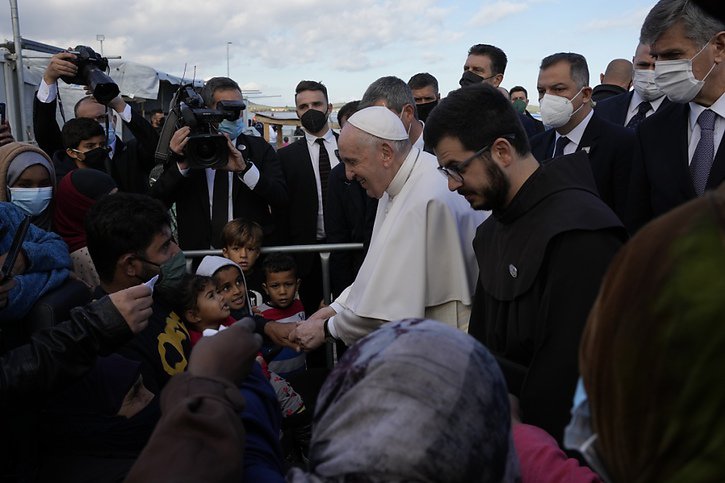 Le pape François a de nouveau rendu visite à un camp de réfugiés sur l'île des Lesbos. © KEYSTONE/AP/Alessandra Tarantino