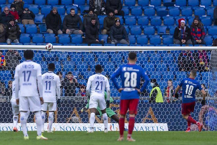 Cabral tire un penalty sur la transversale © KEYSTONE/GEORGIOS KEFALAS