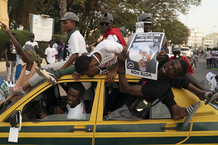 Les supporters du président sortant fêtent sa victoire à Banjul. © KEYSTONE/AP/Leo Correa