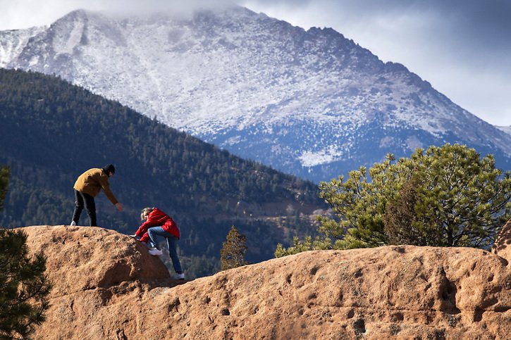 Les récentes chutes de neige sur les sommets, qui constituent une réserve d'eau pour les mois chauds, sont les bienvenues dans l'ouest des Etats-Unis, confronté ces dernières années à une sécheresse chronique pendant l'été (image symbolique, Colorado Springs). © KEYSTONE/AP/Christian Murdock