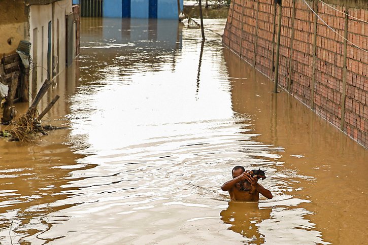 Des maisons étaient sous l'eau et des rues transformées en rivières dans plusieurs municipalités du sud de l'Etat de Bahia, touchées par de fortes précipitations qui ont provoqué la rupture de barrages et le débordement de rivières pendant le week-end. © KEYSTONE/AP/Manuella Luana