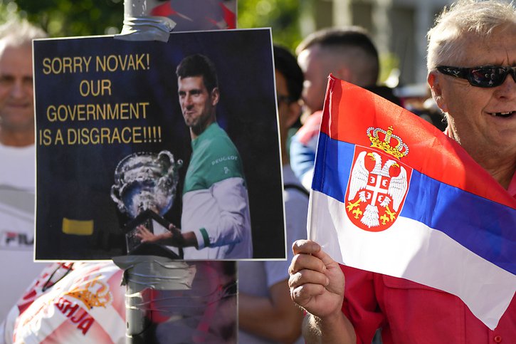 Dimanche, une poignée de manifestants, dont des supporters de Novak Djokovic, se sont réunis devant l'établissement dans lequel est détenu le N.1 mondial (archives). © KEYSTONE/AP/Mark Baker