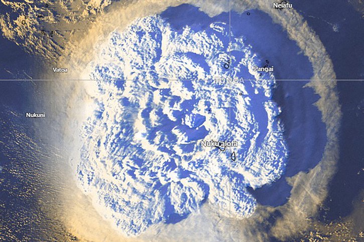 Une nouvelle éruption massive - entendue jusqu'à des centaines de kilomètres - s'est produite samedi au volcan Hunga Tonga-Hunga Ha'apai. Ici, une image satellite fournie par le royaume de Tonga. © KEYSTONE/EPA/TONGA METEOROLOGICAL SERVICES HANDOUT