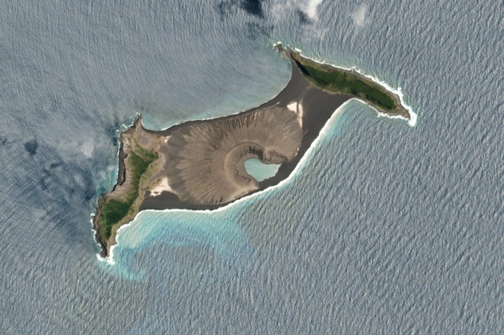 L'île s'est formée en 2015, lorsque le volcan Hunga-Tonga-Hunga-Ha'apai a craché de grandes quantités de gros rochers et de cendres (archives). © KEYSTONE/AP/Planet Labs PBC