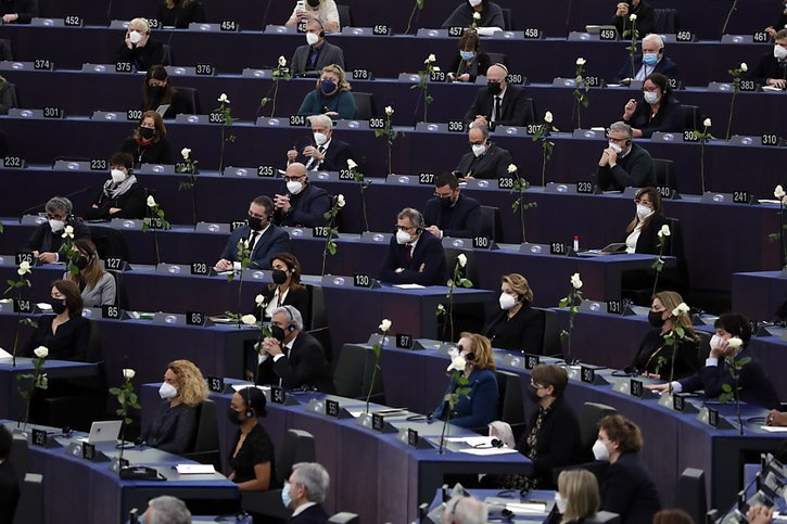 Le Parlement européen rend hommage à son président décédé, David Sassoli. © KEYSTONE/EPA/JULIEN WARNAND