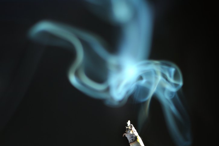 Le tabagisme entraînerait chaque année 2 milliards de coûts pour les pertes de production. © KEYSTONE/DPA/KARL-JOSEF HILDENBRAND