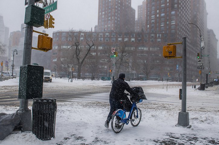 Il est tombé jusqu'à 30 cm de neige à New York. © KEYSTONE/AP/Brittainy Newman