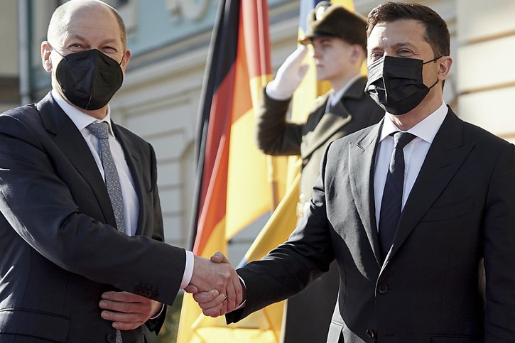 Lors de son déplacement dans la capitale ukrainienne, Olaf Scholz (à gauche) a mis en garde Moscou. "Personne ne doit douter de la détermination et de la préparation de l'UE" à réagir en cas d'attaque, a-t-il assuré. © KEYSTONE/AP/Daniyar