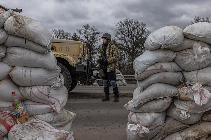 Un soldat garde un check-point à l'est de Kiev. C'est sur cette ville ainsi que sur celles de Kharkiv (est) et de Mykolaïv (sud) que l'armée russe poursuit son offensive, selon un rapport de l'Etat-major ukrainien publié dimanche sur Facebook. © KEYSTONE/EPA/ROMAN PILIPEY