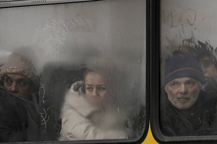 Au moins 35'000 civils ont été évacués mercredi de villes ukrainiennes assiégées par les forces russes. © KEYSTONE/AP/Vadim Ghirda