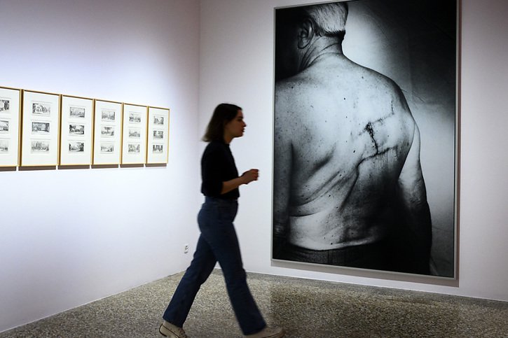 L'exposition "Art cruel" réunit plus de 180 oeuvres. © KEYSTONE/LAURENT GILLIERON
