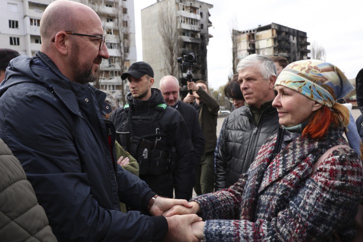 Charles Michel est parti à la rencontre de la population de Borodianka près de Kiev avant de retrouver le président ukrainien. © Keystone/AP European Council/DARIO PIGNATELLI