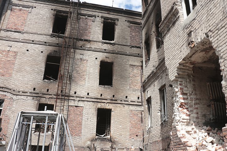 Le musée des traditions locales de Marioupol a brûlé après des bombardements russes. © KEYSTONE/AP