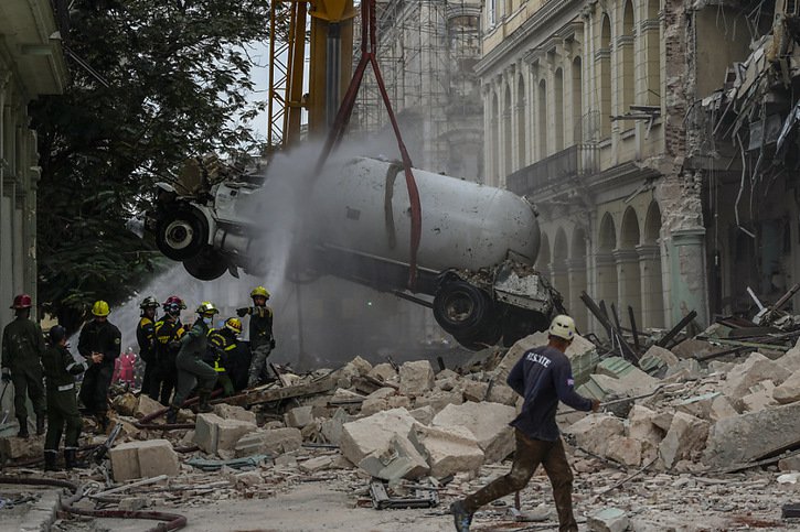 Les fouilles des décombres se poursuivaient samedi. © KEYSTONE/AP/Ramon Espinosa