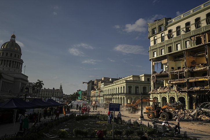 La puissante explosion qui a partiellement détruit vendredi l'hôtel Saratoga, dans le centre de La Havane, a fait au moins 32 morts. © KEYSTONE/AP/Ramon Espinosa
