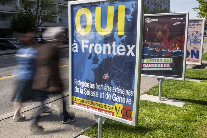 Une affiche des partisans du renforcement de Frontex à Genève. Pour la presse, le "oui" des Suisses marque leur attachement aux bénéfices apportés par Schengen (archives). © KEYSTONE/MARTIAL TREZZINI