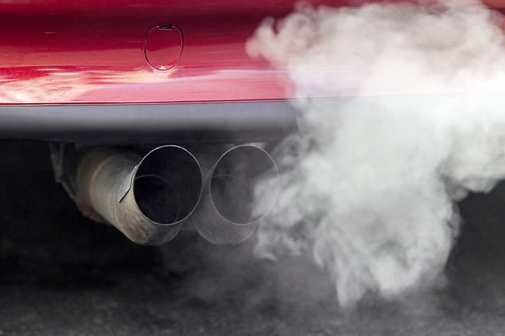Les ventes de voitures à moteur thermique ont représenté plus de 80% des ventes en 2021 (archives). © KEYSTONE/GAETAN BALLY