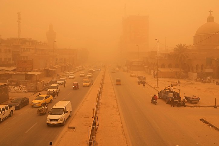 Des tempêtes de sable se sont abattues ces derniers jours sur le Moyen-Orient, comme ici à Bagdad, en Irak. © KEYSTONE/AP/Hadi Mizban