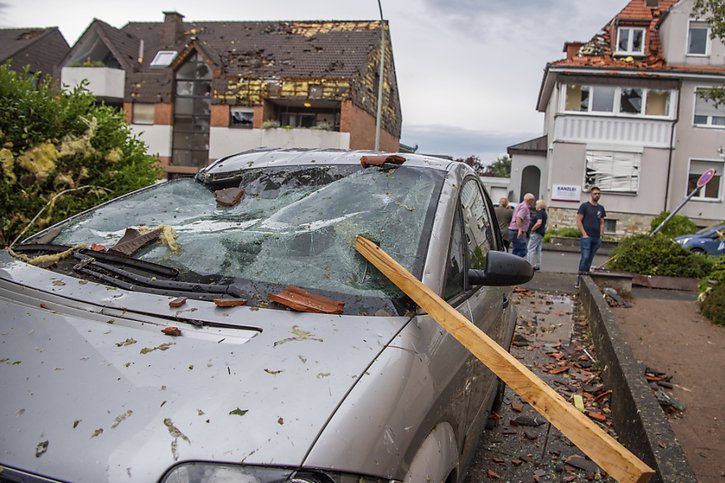 La tornade a également causé d'importants dégâts matériels à Paderborn. © KEYSTONE/AP/Lino Mirgeler