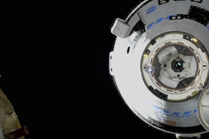 La capsule Starliner a réussi à s'arrimer à l'ISS, qui filait à 28'000 km/h en orbite autour de la Terre. © KEYSTONE/AP
