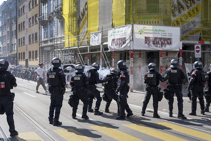 La police bâloise a dû intervenir contre des manifestants hostiles. © KEYSTONE/GEORGIOS KEFALAS