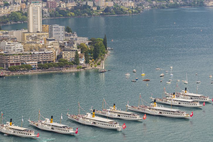 Sous le soleil, cette édition 2022 a rassemblé le "Montreux" (1904), le "Vevey" (1907), l'"Italie" (1908), "La Suisse" (1910), le "Savoie" (1914), le "Simplon" (1920) ainsi que le "Rhône" (1927) fraîchement restauré. Une flotte de sept bateaux ne s'était pas présentée à la Parade Navale depuis 2017. © Keystone/VALENTIN FLAURAUD