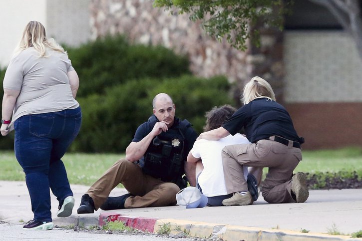 L'homme qui a tué quatre personnes à Tulsa (Oklahoma) visait son médecin, qu'il jugeait responsable de son mal au dos. © KEYSTONE/AP/Ian Maule