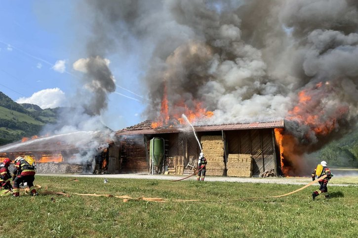 Une ferme détruite par un incendie à Albeuve