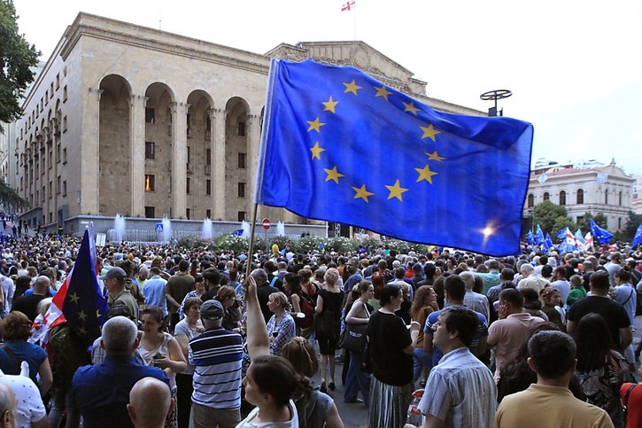 Des dizaines de milliers de personnes ont manifesté vendredi soir à Tbilissi, capitale de la Géorgie, pour l'adhésion à l'Union européenne. © KEYSTONE/AP/Shakh Aivazov