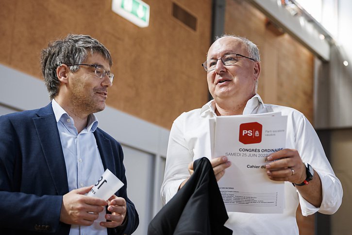 Pierre-Yves Maillard (à droite), en discussions samedi à Payerne avec Roger Nordmann, sera le candidat socialiste pour le Conseil des Etats en octobre 2023. © KEYSTONE/VALENTIN FLAURAUD