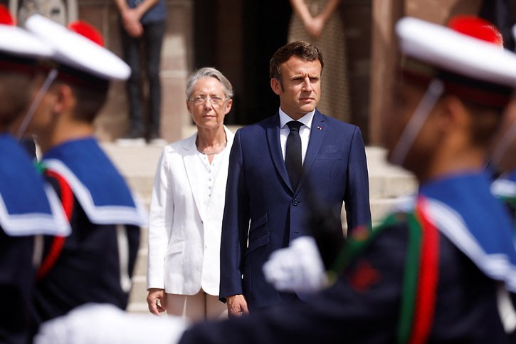 Emmanuel Macron a "décidé de confirmer (sa) confiance" à sa première ministre Elisabeth Borne (archives). © KEYSTONE/EPA/GONZALO FUENTES / POOL