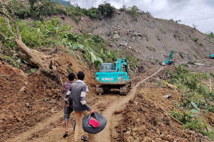 Une quarantaine de personnes restaient disparues samedi après le glissement de terrain jeudi dans l'Etat indien du Manipur (nord-est). Au moins 25 personnes ont péri. © KEYSTONE/AP/Agui Kamei