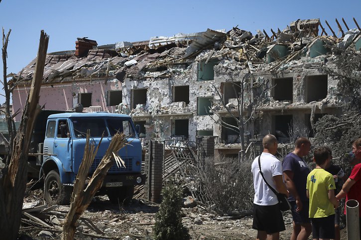 Selon les autorités ukrainiennes, 21 personnes au moins ont été tuées vendredi par des missiles russes ayant détruit un immeuble et un complexe touristique à Serguiïvka, à 50 km d'Odessa. © KEYSTONE/AP/Nina Lyashonok