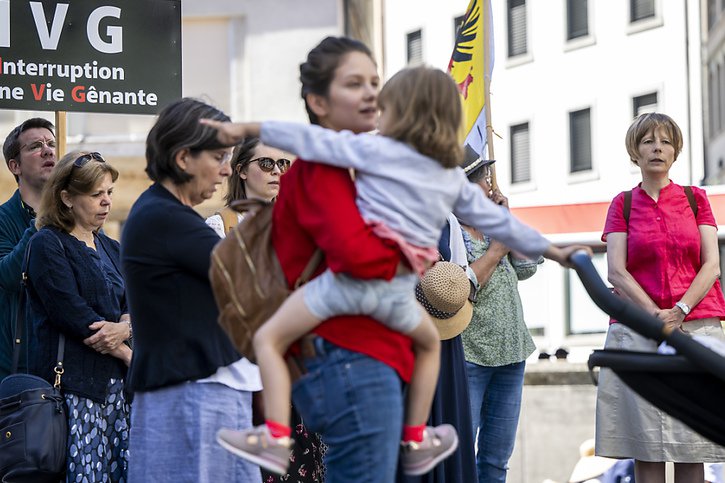 Des catholiques ont prié au centre-ville de Genève contre l'avortement en Suisse. © KEYSTONE/MARTIAL TREZZINI