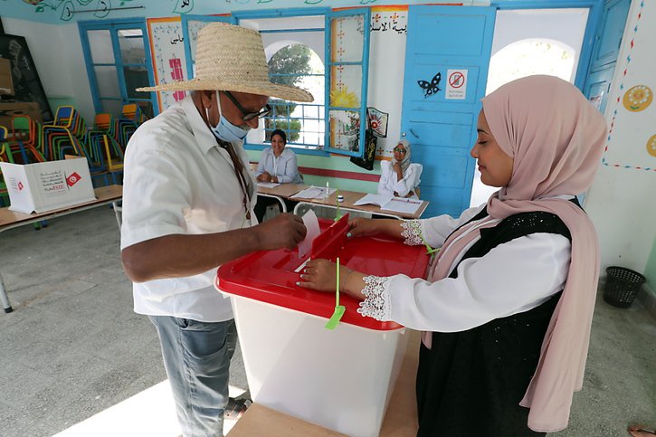 Selon l'autorité électorale Isie, plus de 6% des 9,3 millions d'électeurs avaient déjà voté à 10h30 (archives). © KEYSTONE/EPA/MOHAMED MESSARA
